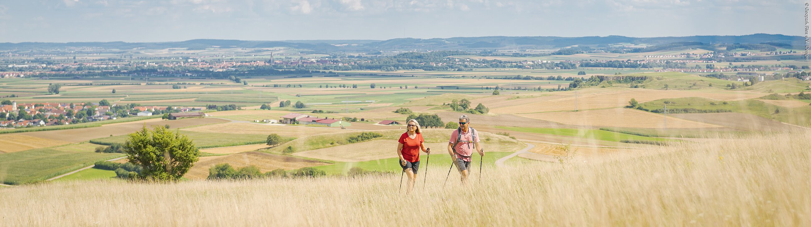 Wanderer auf dem Blasienberg bei Kirchheim am Ries