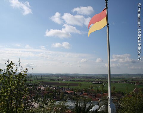 Ausblick vom Wallersteiner Felsen Blick vom Wallersteiner Felsen in das Ries.